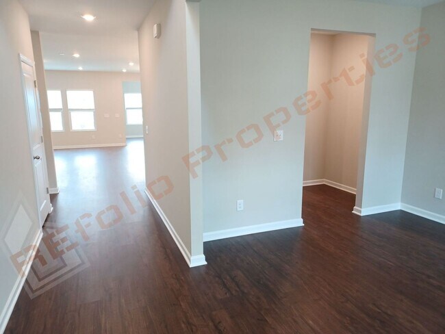 Building Photo - Modern and Spacious 5 Bedroom Home with Gu...