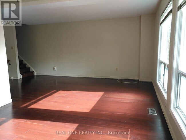 Photo du bâtiment - 646 Village Pkwy