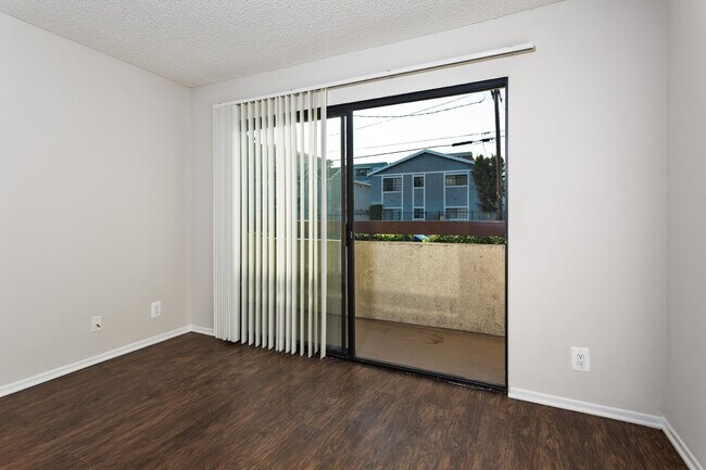 Foto del edificio - 5250 Denny Ave