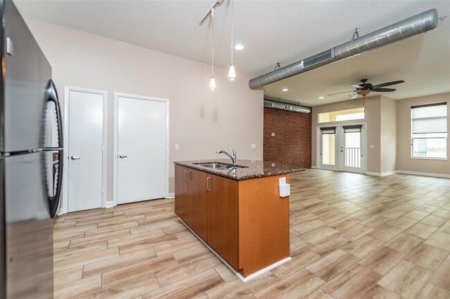 Building Photo - 523 4th Ave S
