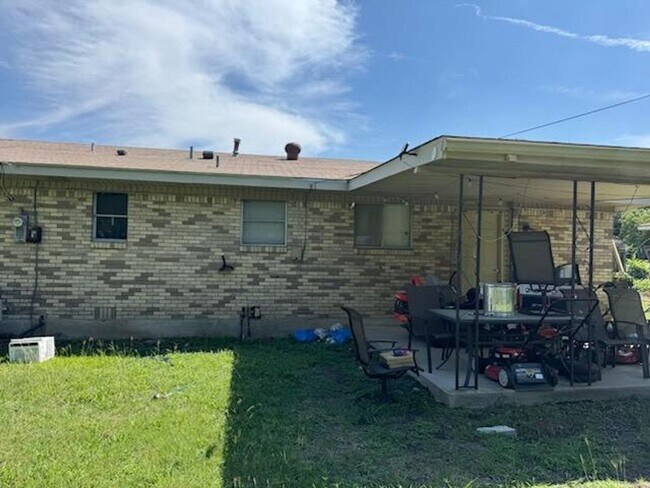 Building Photo - 109 W Robin Ln