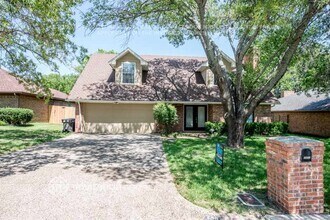 Building Photo - 3801 Devonaire Dr