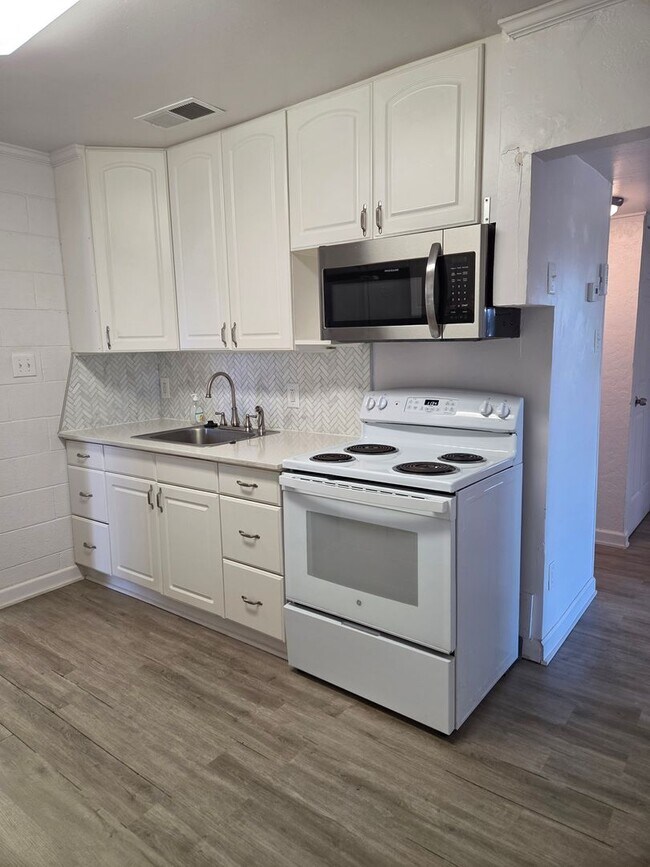 Foto del edificio - Large corner lot - Central Folsom 2 Bedroom, 1 Bath