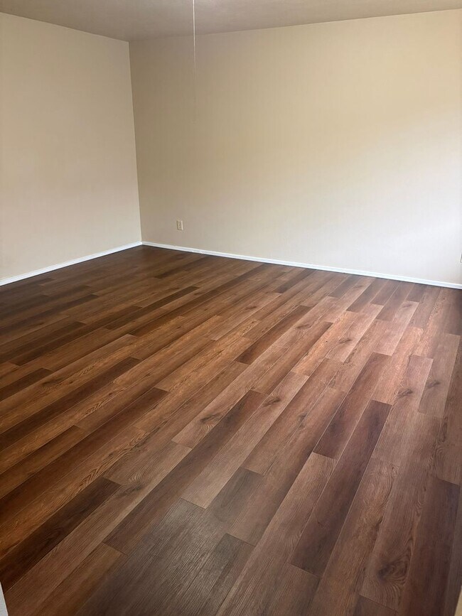 Building Photo - MP149 - 1014-1016 E Crown Ave