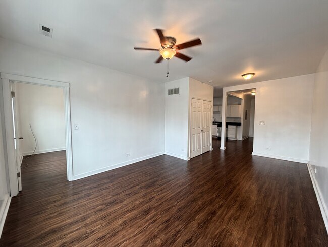 Foto del edificio - 5833 W Irving Park Rd