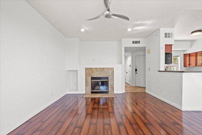 Foto del edificio - Spacious Open-Concept Summerlin Home with Balcony, Fireplace & Ensuite Bedrooms