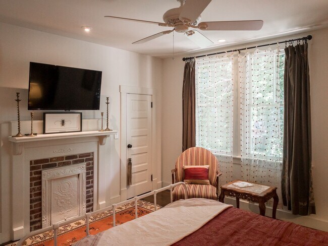 Foto del edificio - Charming Furnished Two-Bedroom in Historic...
