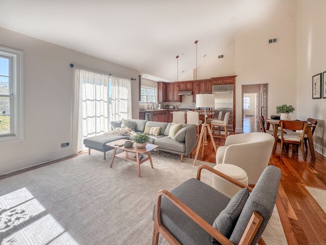 Building Photo - 130 Post Rd W