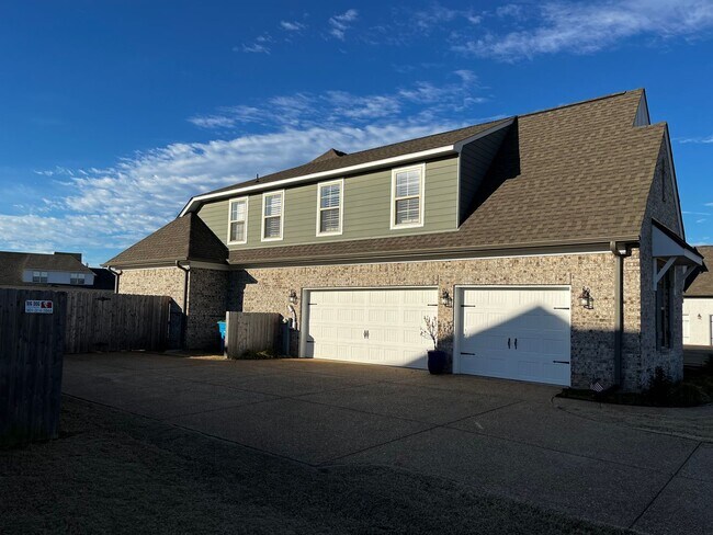 Foto del edificio - Custom Built home in a quiet subdivision