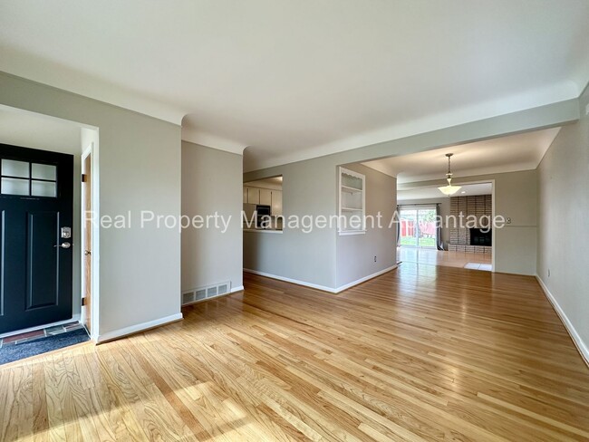 Building Photo - Mid-Century 3 Bed/2 Bath Ranch Near Downto...