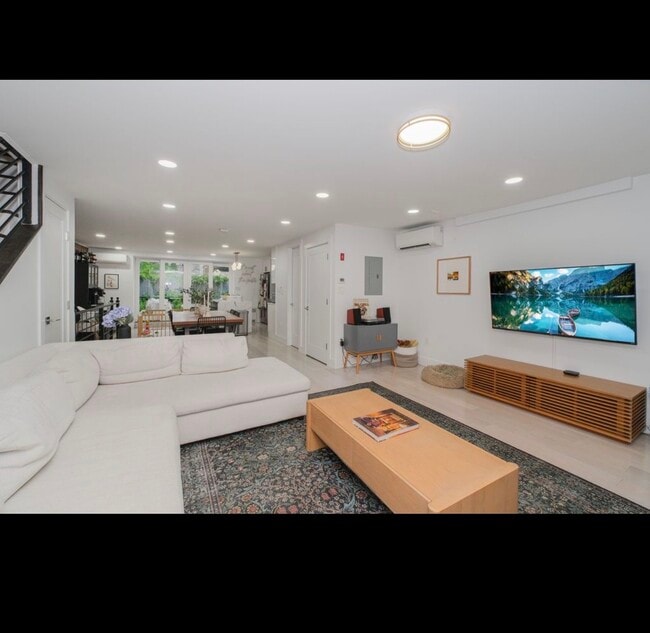 Foto del edificio - 214 Patchen Ave