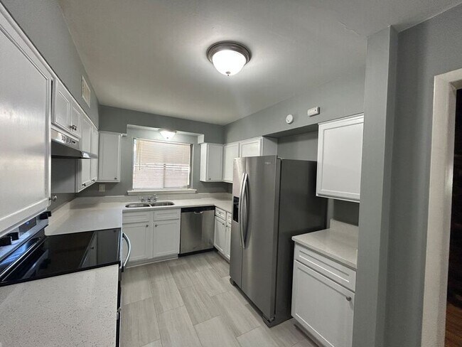 Foto del edificio - 3739 Winderwood Cir
