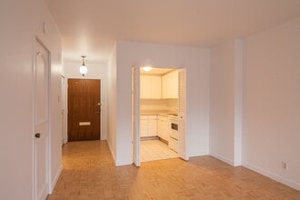 Building Photo - 4555 Av. Bonavista