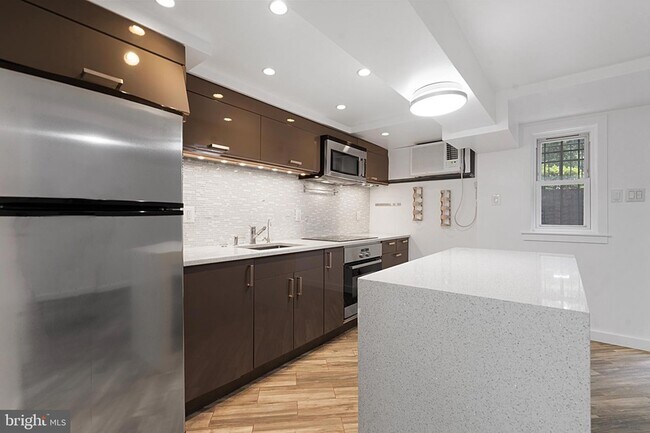 Foto del edificio - 4481 MacArthur Blvd NW