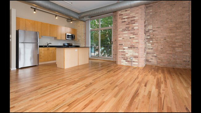 Building Photo - 420 S Clinton St