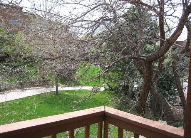 Foto del edificio - 2 Bedroom Condo For Rent at Gold Run near ...