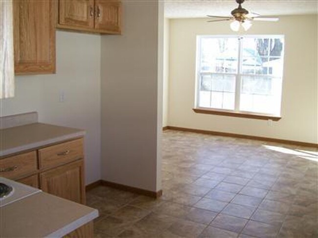 Building Photo - 2 Bedroom | 1 Bathroom | 1000 square feet,...