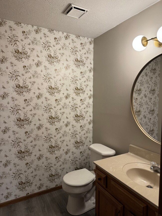 Building Photo - 1833 Cloveridge Dr