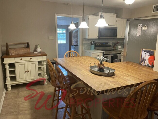 Foto del edificio - Fabulous 3 bedroom in excellent neighborhood, close to campus!