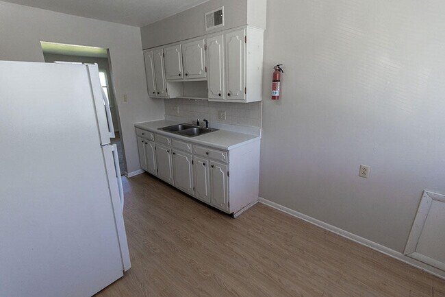 Building Photo - 2806 Leeway Dr