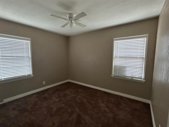 Foto del edificio - 2 bed/1 bath Home - Ready to Rent! - Fenced back yard, Gardner included!
