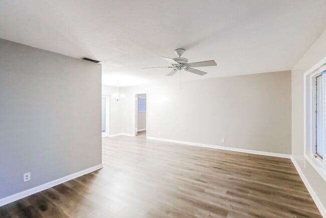 Building Photo - 12695 Westport Cir