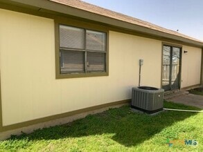 Building Photo - 2214 Hilltop Loop