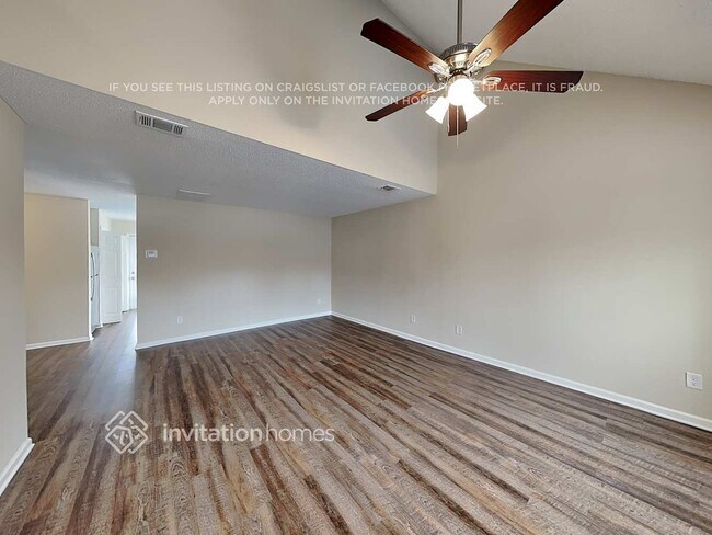 Foto del edificio - 6861 John Clark Dr