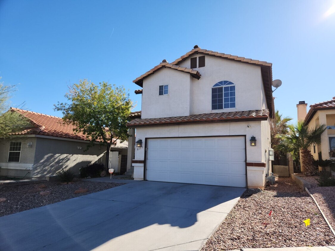 Primary Photo - Awsome Home Conveniently Located To Fun & ...
