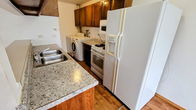 Building Photo - 412 James Ct
