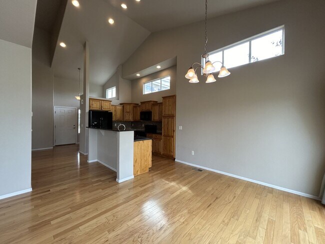 Foto del edificio - $500 Off First Month Of Rent! Modern 3BR Townhome with Fenced Yard & Garage