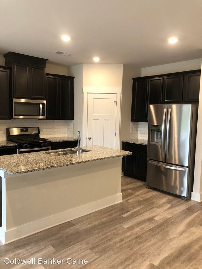 Building Photo - 3 br, 2.5 bath House - 104 Outback Drive
