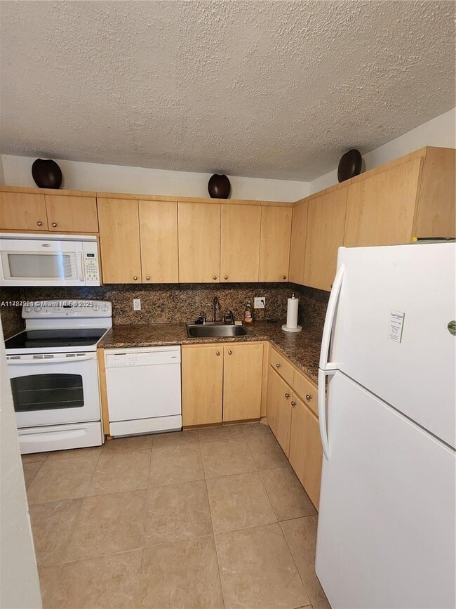 Building Photo - 950 Hillcrest Dr