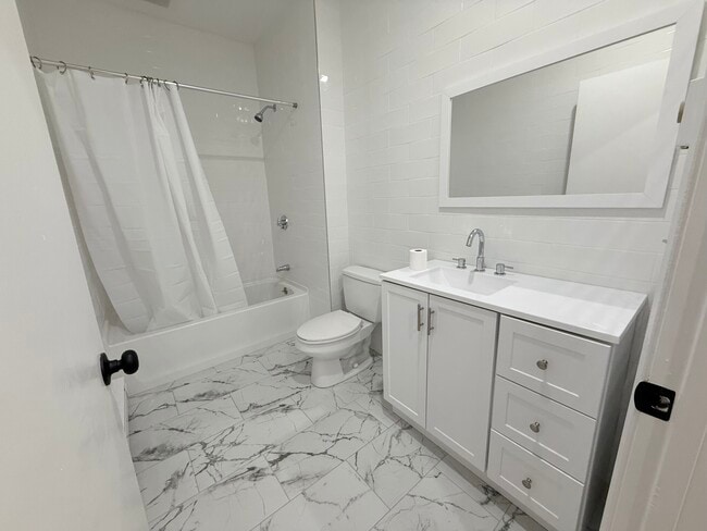 Building Photo - 452 Park Dr
