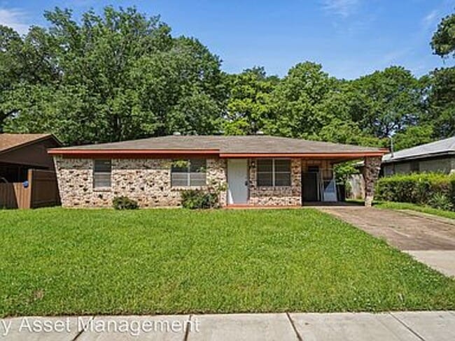 Building Photo - Clean, 3 bedroom with new flooring throughout!