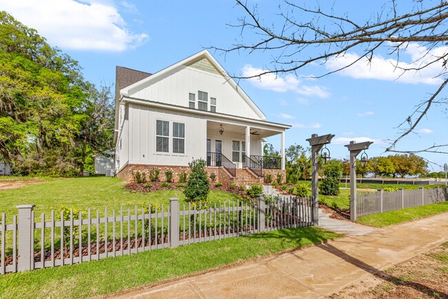 Building Photo - Great Southwood Home