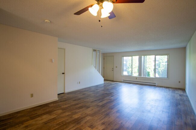 Foto del edificio - VERY Spacious Corner Townhouse with Private Patio, DW, W/D Hookups!