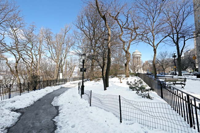 Building Photo - 252 W 85th St