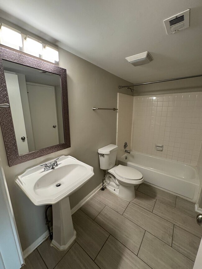 Foto del edificio - Bright & Updated Top-Floor End Unit in Sought-After Hillsdale Community