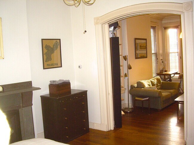 Dormitorio delantero en esquina. 14'x14' - 22 Lyon St