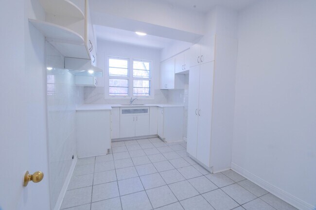 Building Photo - 5980 Av Decelles