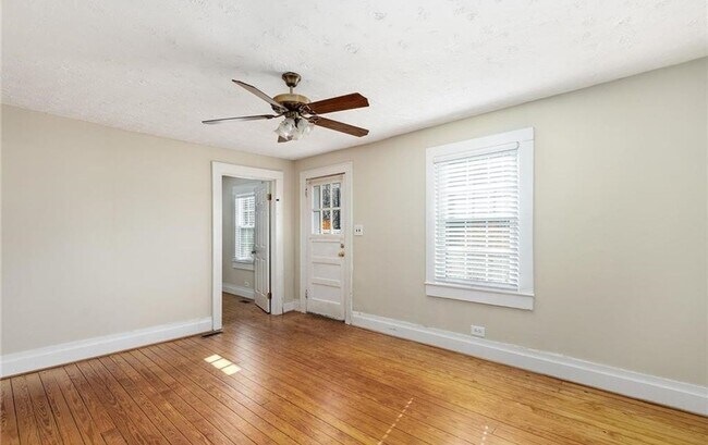 Building Photo - Amazing 2 bedroom 1 bathroom for rent!