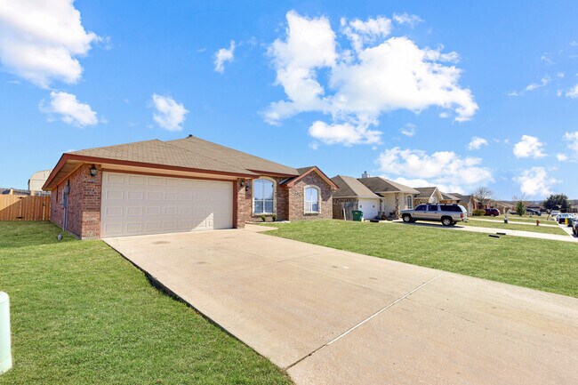 Foto del edificio - 214 Cedar Ridge Dr