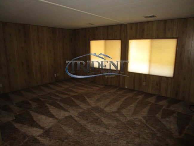 Building Photo - 2-bedroom, 2 bath manufactured home