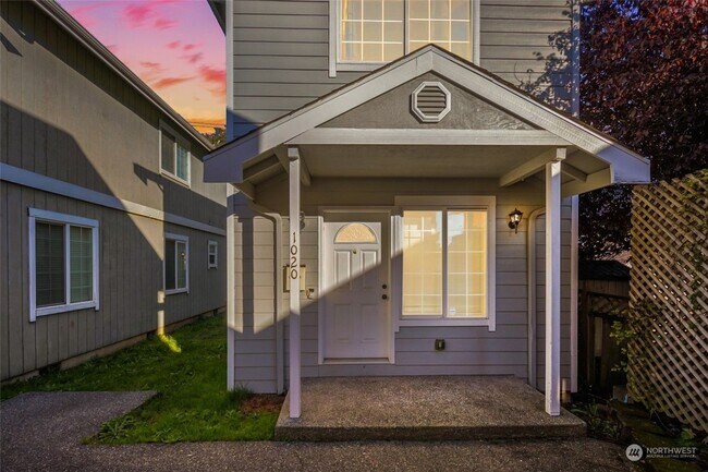 Building Photo - Spacious 3-Bedroom - Modern Comfort and St...