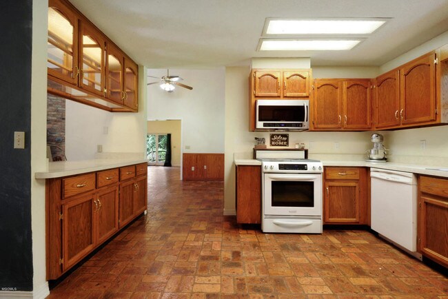 Building Photo - 821 W Bond Ave