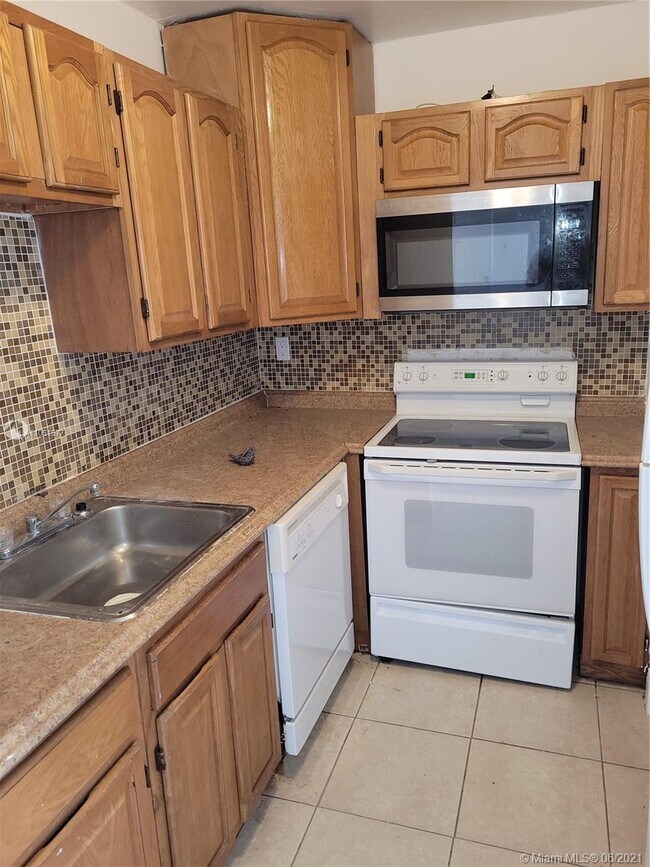 Foto del edificio - 3536 NE 168th St