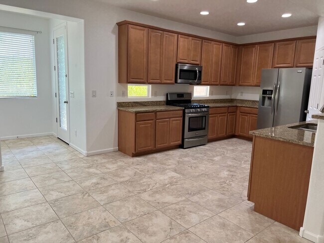 Foto del edificio - Spacious 4-Bedroom Home in Valencia Height...