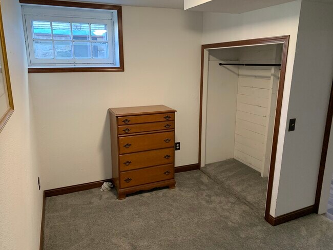 Dormitorio con moqueta nueva: incluye cómoda. - 821 W Kalamazoo Ave