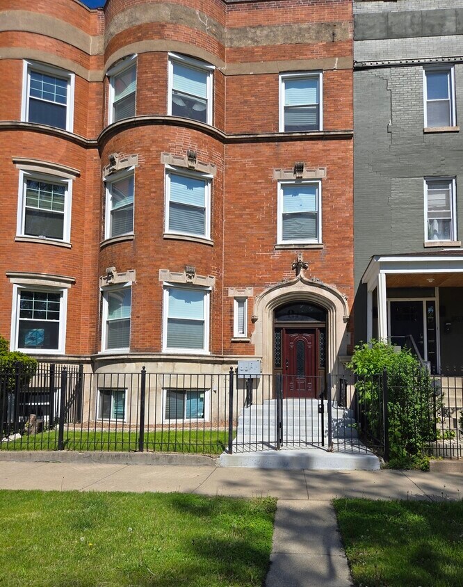 Foto principal - 4749 S Prairie Ave
